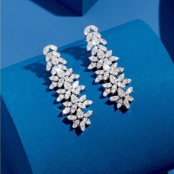 REVOLVE Jewelry - Leaf Drop Earrings Q577